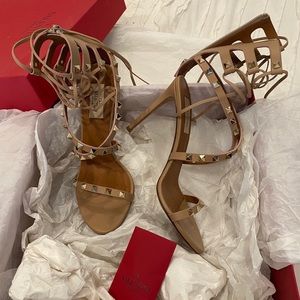 Valentino Rockstud Crisscross Ankle-Wrap In Poudre